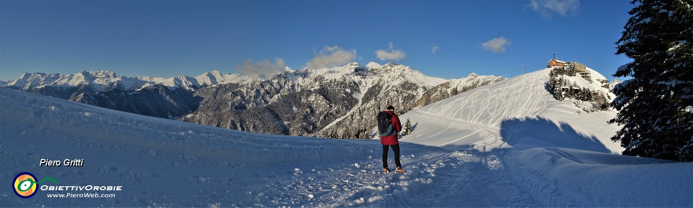 80 Vista panoramica verso il Monte Torcola Soliva (1746 m) col Rifugio in disuso.jpg